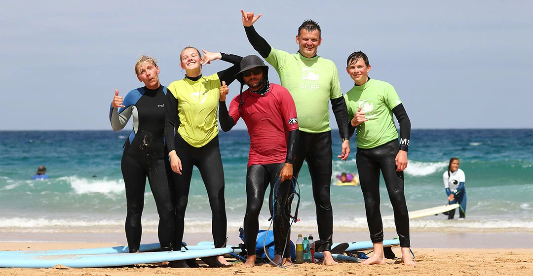 surfkurse und fortschritte im surfcamp gruppe