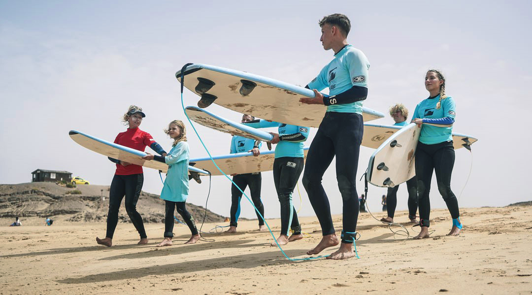 surfkurse und fortschritte im surfcamp in der gruppe