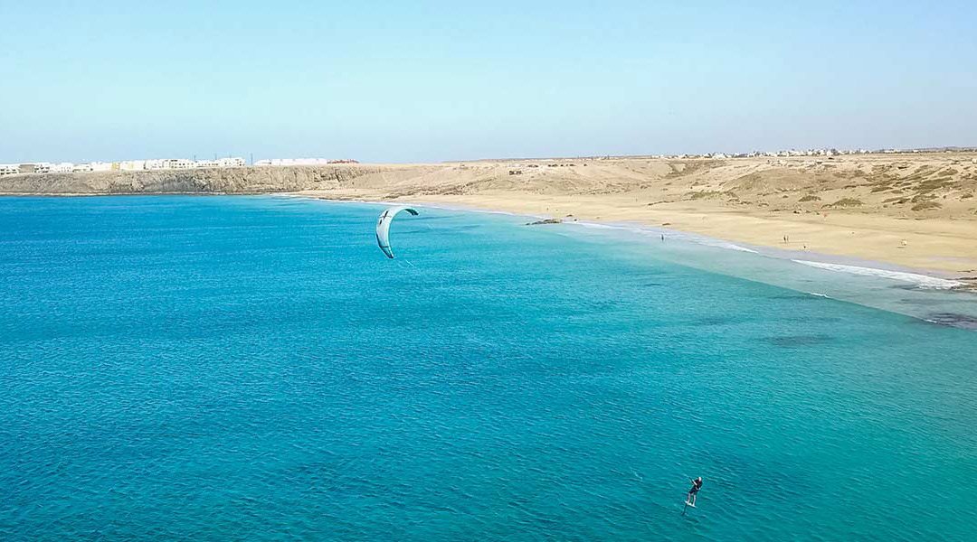 unterschiede-zwischen-kitesurfen-und-wellenreiten-lernen-el-cotillo