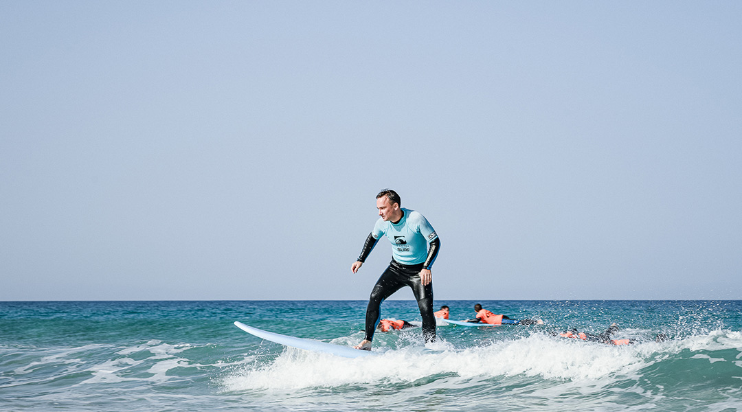 unterschiede-zwischen-kitesurfen-und-wellenreiten-lernen-erste-wellenreiten