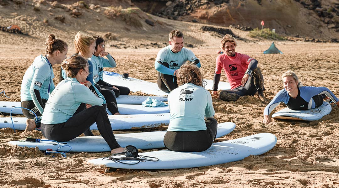 unterschiede-zwischen-kitesurfen-und-wellenreiten-lernen-paddeln