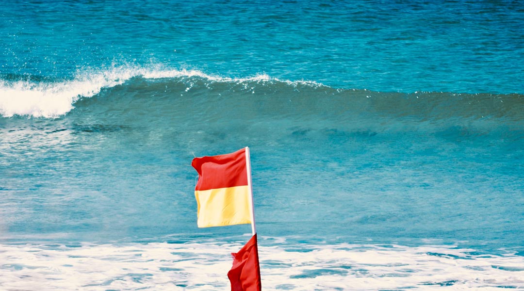 sicherheit wellenreiten flaggen am strand