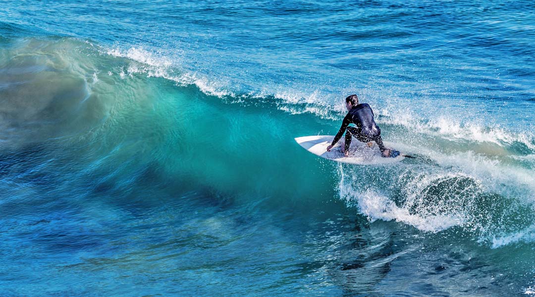 surfbedingungen auf fuerteventura - surfer in grüner welle