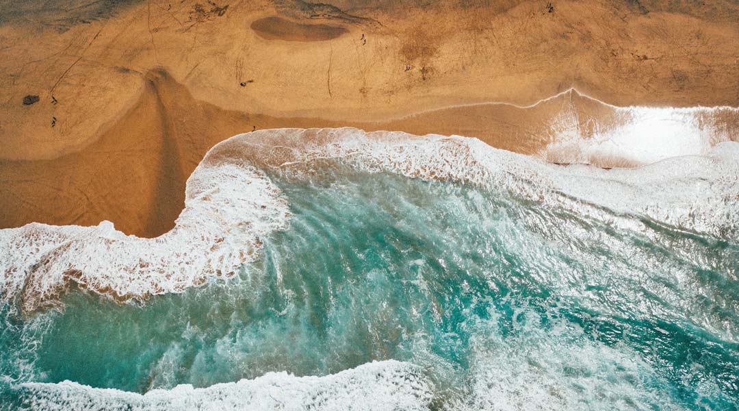 surfbedingungen auf fuerteventura - luftaufnahme strand