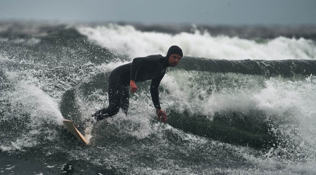 kaltwasser surfen in europa - surfer im meer