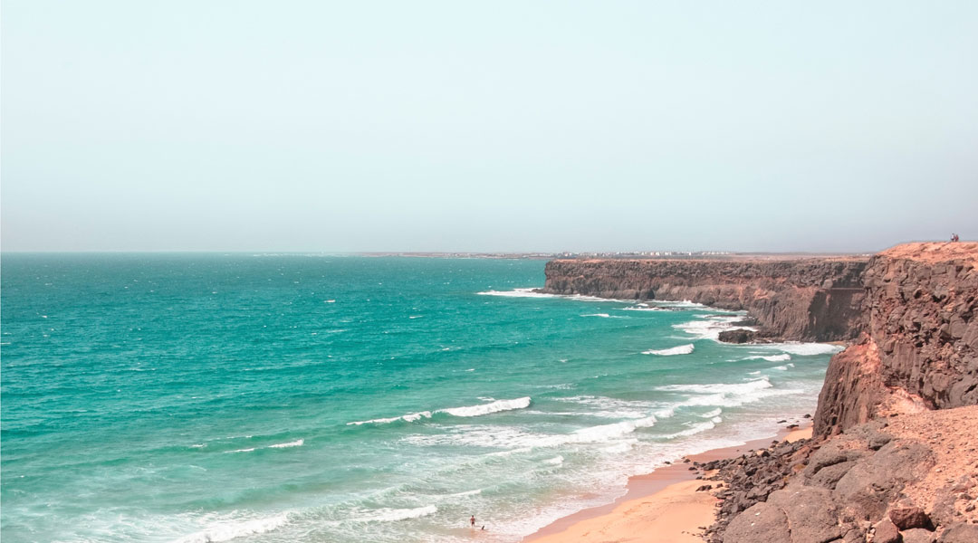 wintersurfspots in europa - kanaren klippenlandschaft