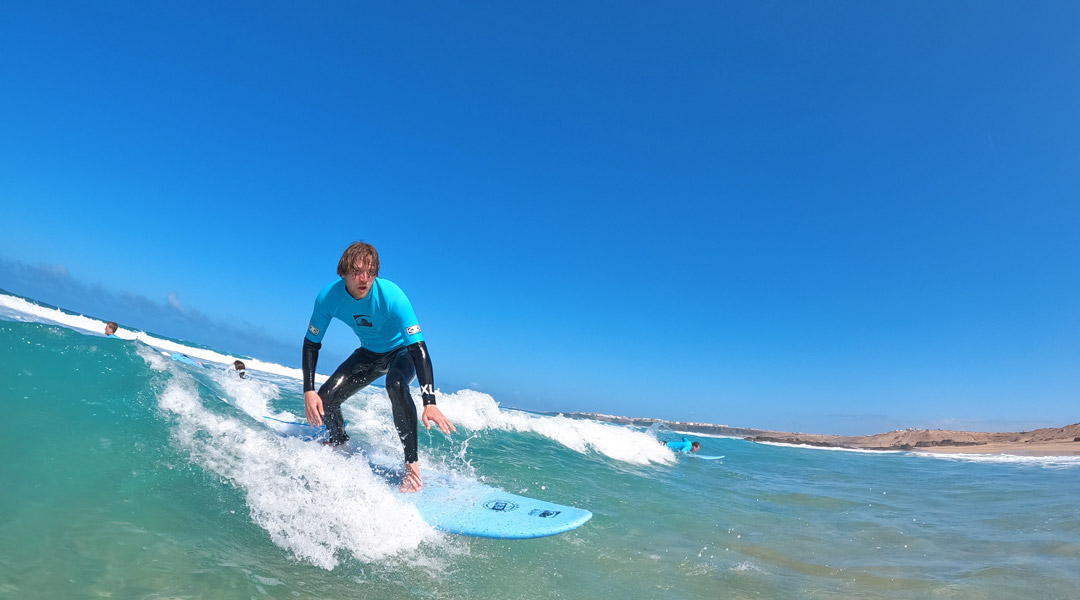 el-cotillo-surfcamp---begin el cotillo surfcamp - beginner surfers on the beach