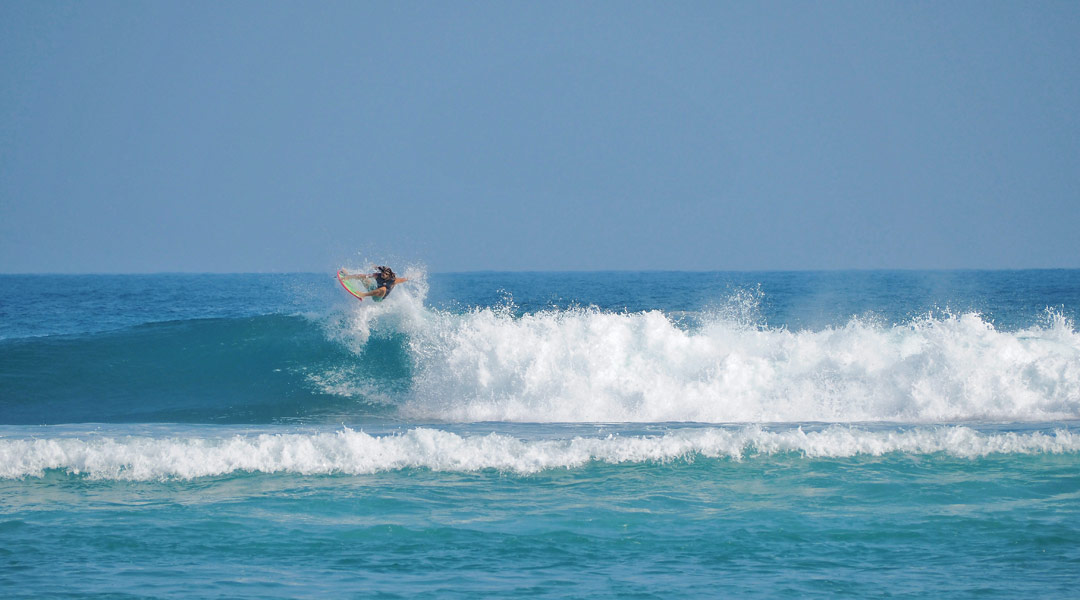surfen bei olympia - wellenreiten in tahiti