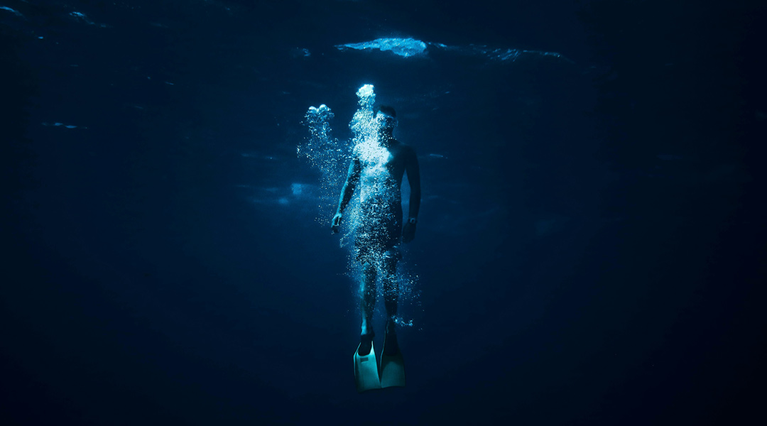 mentaltraining und atemtechniken für surfer - taucher unter wasser