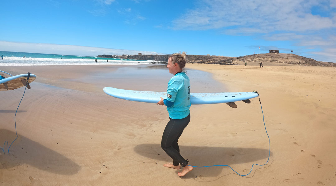 surfen-lernen-im-juni-surfer-girl-beginner