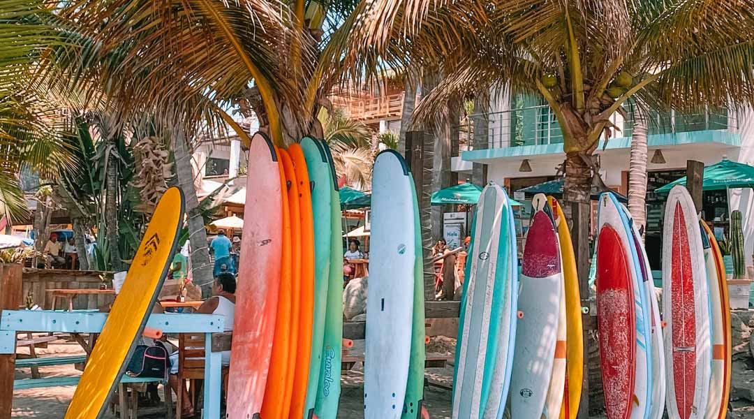 verantwortungsbewusstes verhalten im wasser - surfbrett
