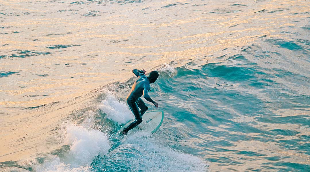 stretchen nach dem surfen - surfen im meer