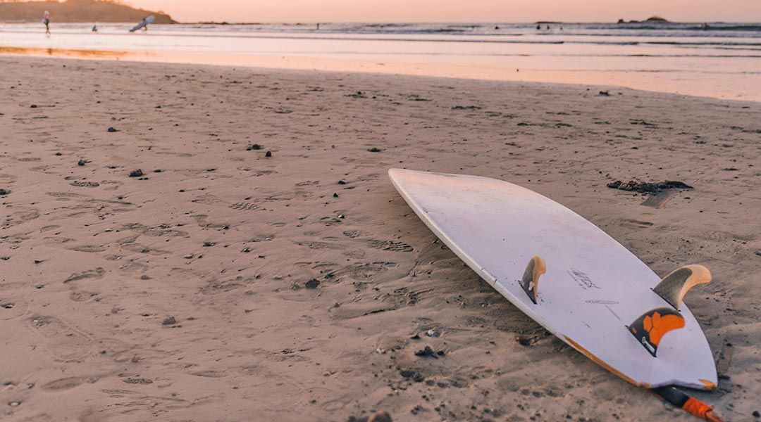 material zum surfen - surfbrett am strand