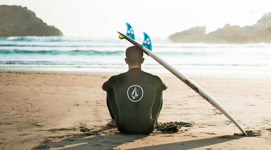 material zum surfen - surfer mit surfbrett