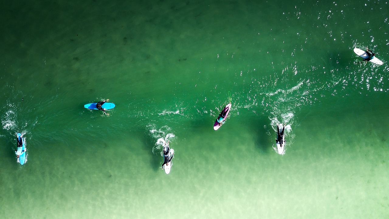Surfen als stressabbauende Akrivität - viele im Wasser