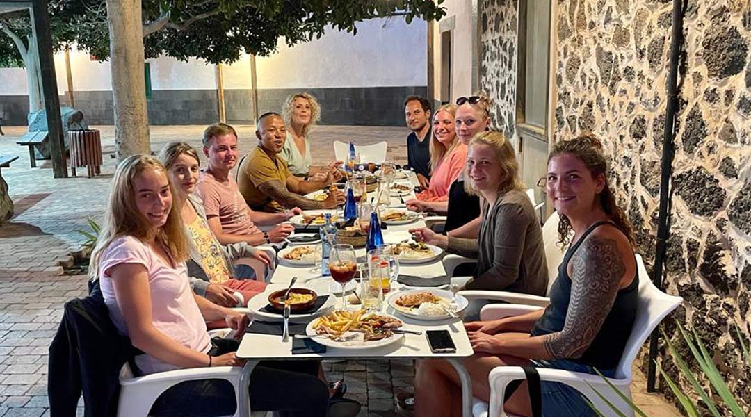 ferienhaus fuerteventura essen gehen surfcamp-alleinreisende-sonnenuntergang
