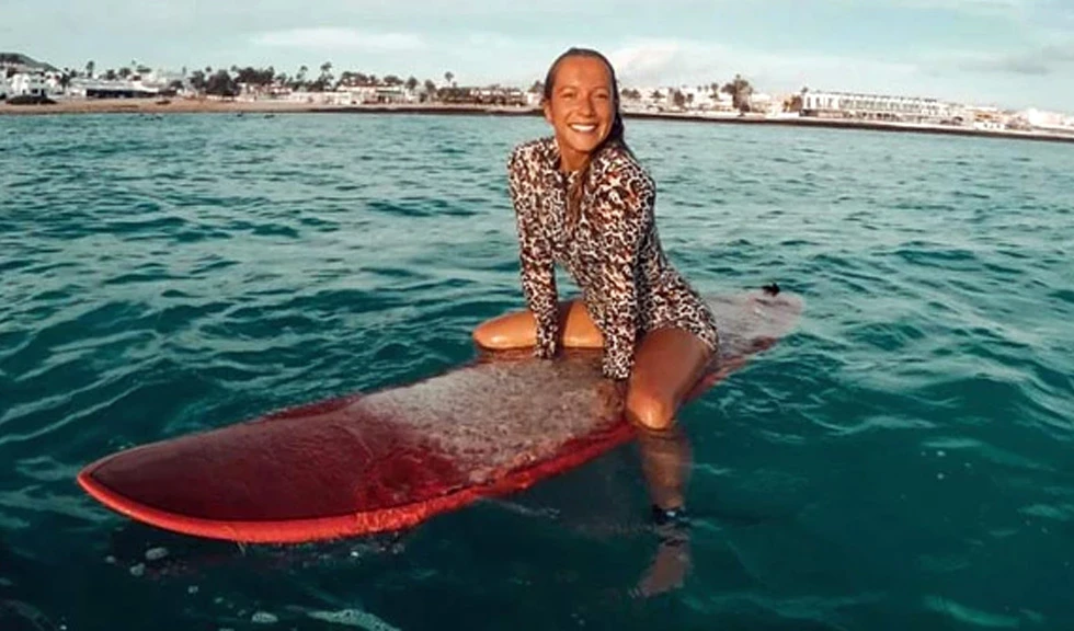 Domi Surfs - Surfing with Domi