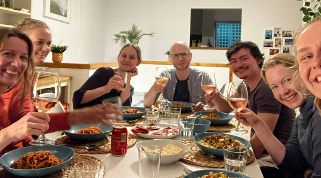 Surfing, Feasting, Charades – Our February RecapSurfen, Schlemmen, Scharade – Unser Februar-Recap