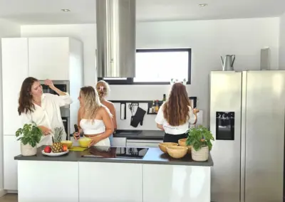 cocina surfcamp lajares cocinar juntas