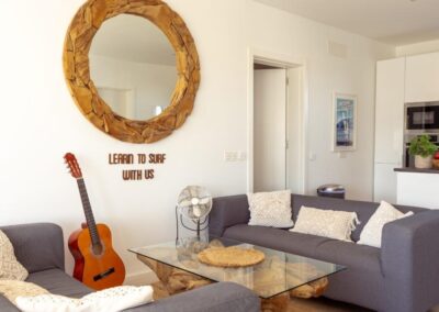 living surfcamp lajares guitarra