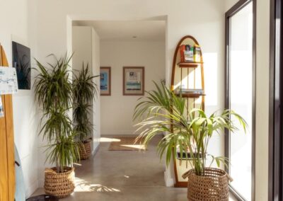 living surfcamp lajares pasillo