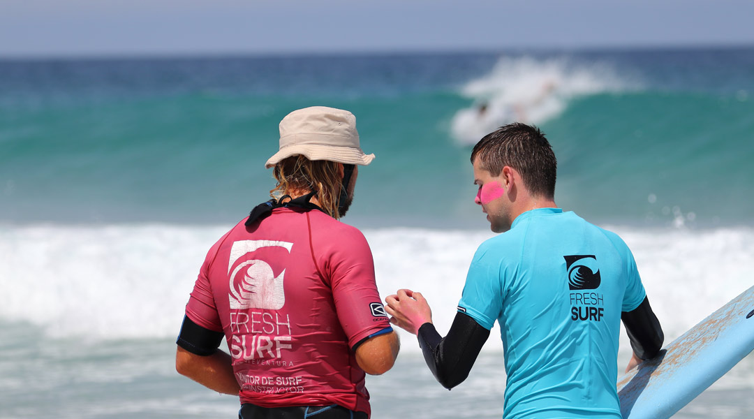 clases-privadas-de-surf-fuerteventura surf camp en julio surf en grupo