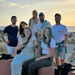 Einfach mal Mai sagen – und ab aufs Brett! Unser Surfcamp im Mai 2025 surfcamp im mai - sundowner in el cotillo