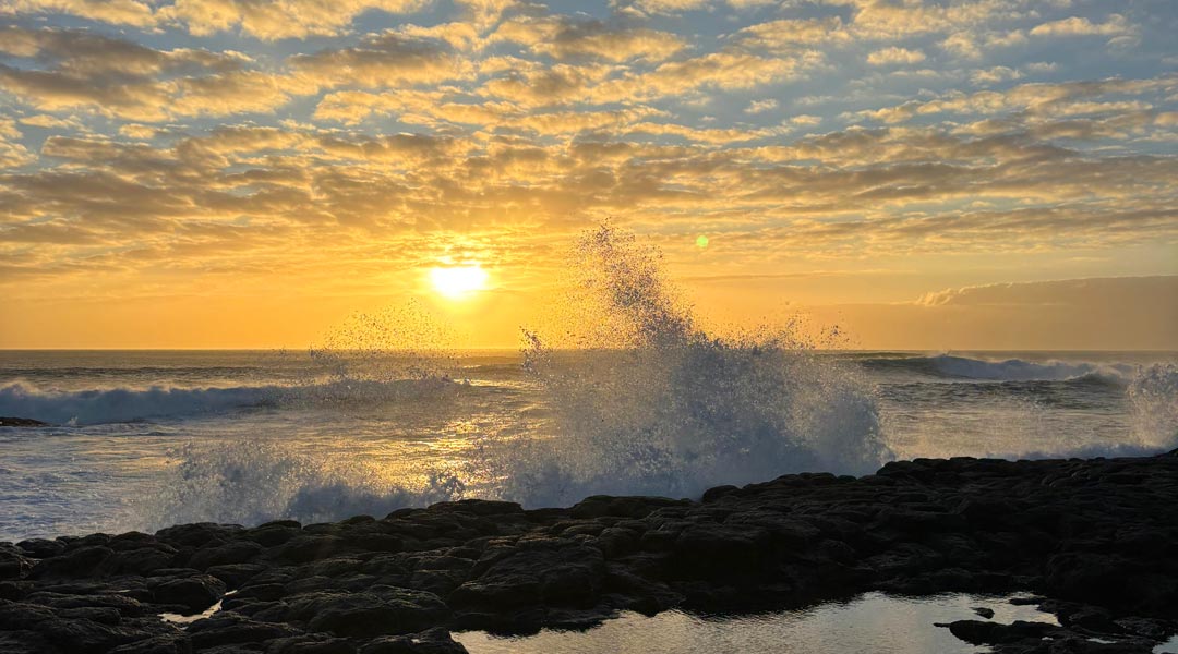 surfen im november - sonnenuntergang am meer