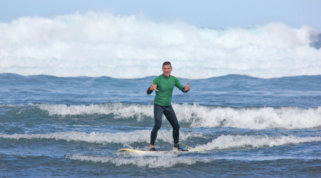 surfen im november - happy surfer