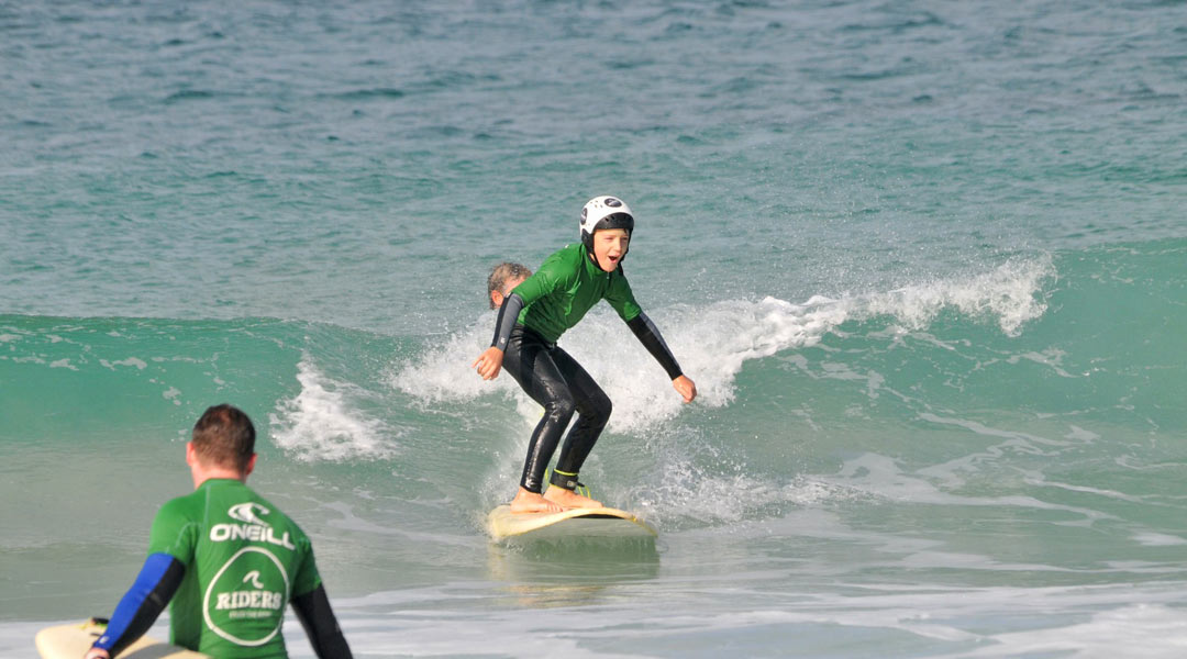 surfen im november - stoked surferkid