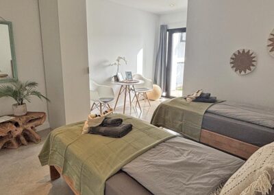 schlafzimmer 3 villa kiana - einzelbetten und sitzecke