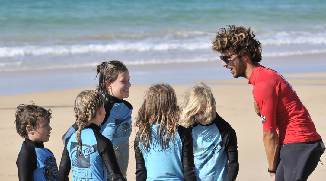 Kinder Surfkurs auf Fuerteventura kindgerecht Curso de surf para niños en Fuerteventura