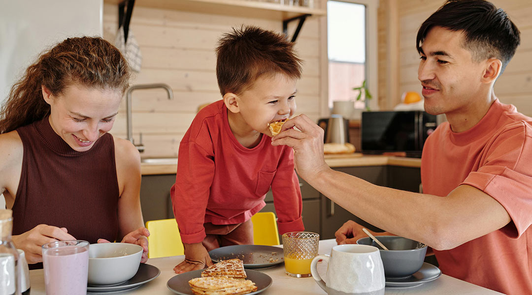 familien-surfcamp-gemeinsam-essen family surf camp eating together