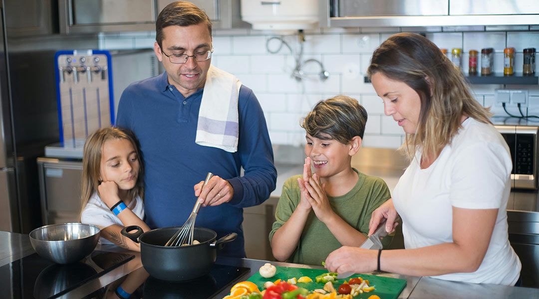 familien-surfcamp-gemeinsam-kochen family surf camp cooking together