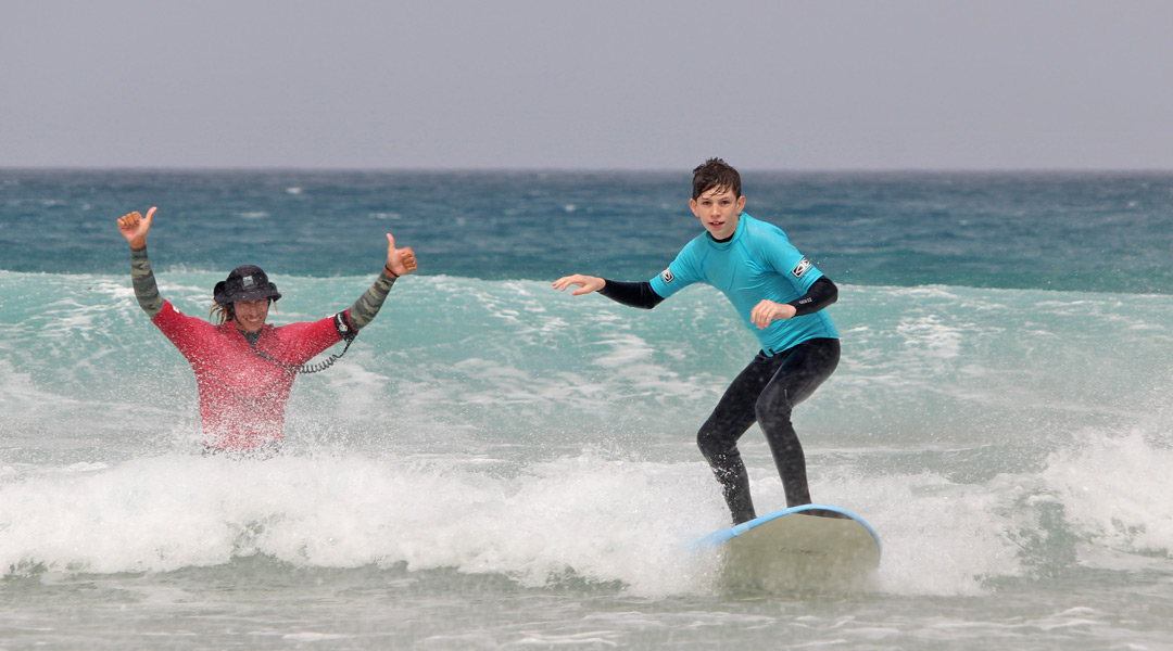 familien surfkurs auf fuerteventura ohne druck curso de surf familiar en fuerteventura sin presiones