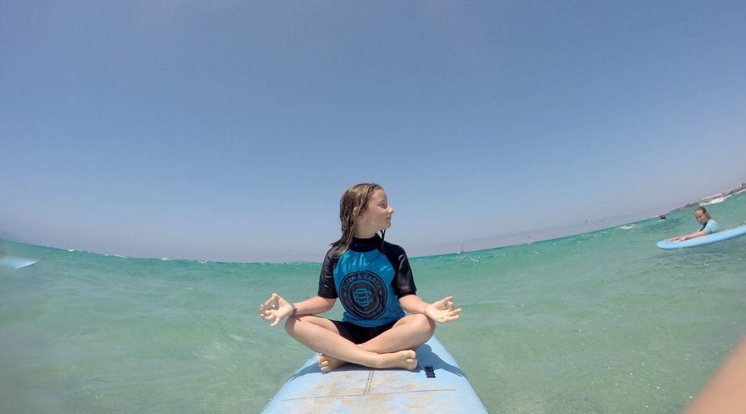 kinder surfkurs auf fuerteventura pause curso de surf para niños en fuerteventura break