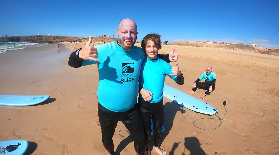 surfkurs für familien auf fuerteventura vater curso de surf para familias en fuerteventura padre