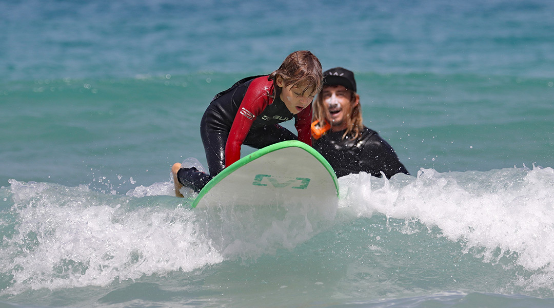 kids-surfing-instructor kids-surfing-instructor
